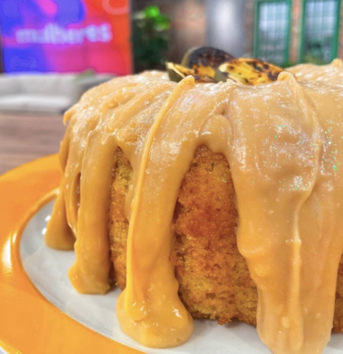 Bolo de Laranja com Ganache de Caramelo