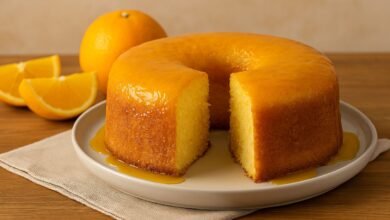 Receita de bolo de laranja da fazenda conquista corações com textura fofinha e calda da bisavó
