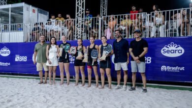 Fotos: Baran de azul escuro e Cappelletti de laranja e preto se abraçam e na premiação. Russas de preto vibram e na premiação / Crédito: Rafael Falcão