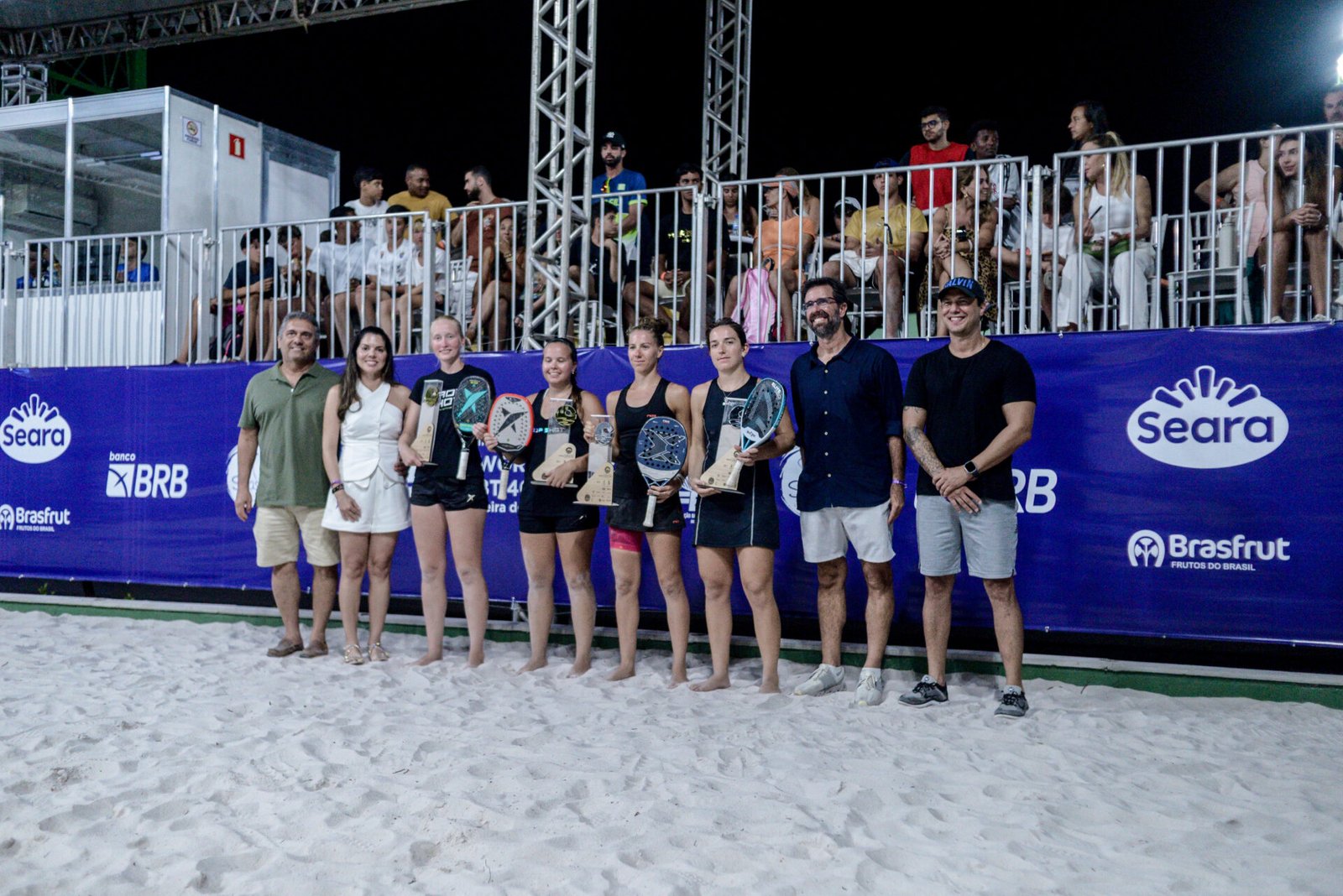 Fotos: Baran de azul escuro e Cappelletti de laranja e preto se abraçam e na premiação. Russas de preto vibram e na premiação / Crédito: Rafael Falcão